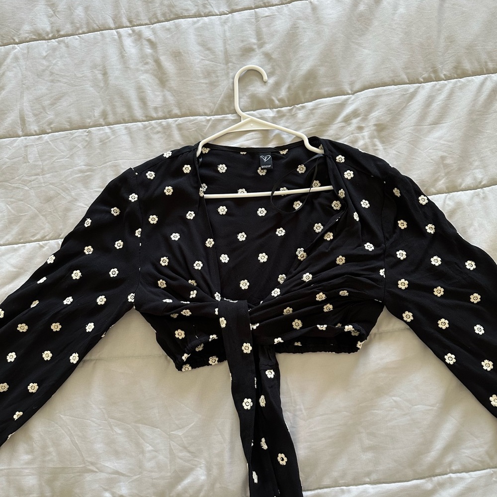 Cute, floral, tie up crop top from Windsor. Size medium